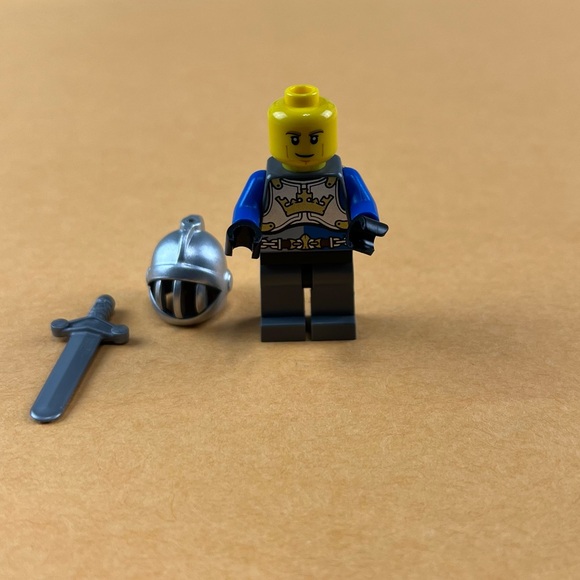 LEGO Castle Crown Kings Lion Knight Minifigure 70402 2” - Picture 5 of 8